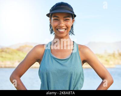 See, Sport und Fitness Porträt einer Frau bereit für Outdoor-Aktivitäten in der Sonne mit einem Lächeln. Gesund, Wellness und Natur Mädchen für das Training aufgeregt Stockfoto