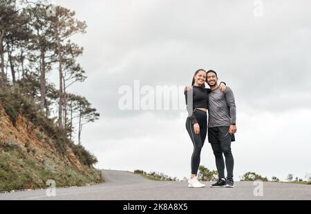 Wir hätten uns nicht getroffen, wenn es nicht für Fitness wäre. In voller Länge Porträt von zwei jungen Athleten stehen mit ihren Armen um einander nach ihrer Stockfoto