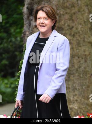 Aktenfoto vom 04/06/18 von der ehemaligen Kabinettsministerin Dame Maria Miller, die sagte, Boris Johnson müsse darüber nachdenken, ob es „angemessen“ sei, am Führungswettbewerb teilzunehmen, da er immer noch vor einer Untersuchung des Privilege-Ausschusses über „Party“ steht. Ausgabedatum: Samstag, 22. Oktober 2022. Stockfoto