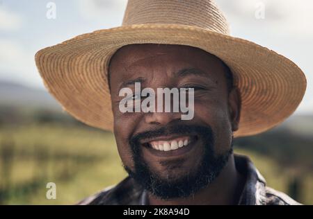 Eine grünere Welt wächst ein Hektar nach dem anderen. Ein reifer Mann arbeitet auf einer Farm. Stockfoto