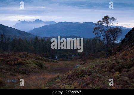 Ein Blick über Little Langdale zu den Langdale Pikes von Holme Fell, Cumbria, Großbritannien Stockfoto