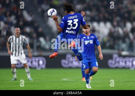 Turin, Italien. 21. Okt 2022. Sebastiano Luperto vom FC Empoli kontrolliert den Ball während des Serie-A-Spiels zwischen Juventus FC und Empoli FC am 21. Oktober 2022 im Allianz Stadium in Turin, Italien. Quelle: Marco Canoniero/Alamy Live News Stockfoto