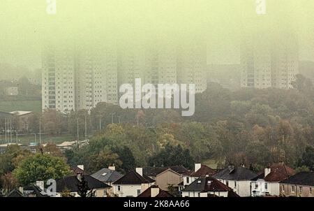 Glasgow, Schottland, Großbritannien 22.. Oktober 2022. Wetter in Großbritannien: Nebliger Umweltsmog beginnt inmitten der Wolken und des Regens über den Lincoln Avenue Türmen im westlichen Ende der Stadt. Credit Gerard Ferry/Alamy Live News Stockfoto