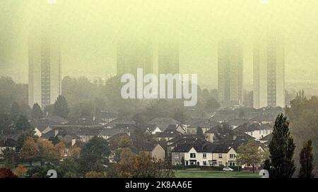 Glasgow, Schottland, Großbritannien 22.. Oktober 2022. UK Wetter: Nebliger Umweltsmog beginnt inmitten der Wolken und des Regens über den Scotstoun-Türmen im Westen der Stadt. Credit Gerard Ferry/Alamy Live News Stockfoto