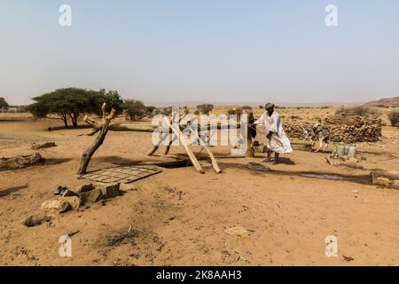 NILSTAAT, SUDAN - 5. MÄRZ 2019: Blick auf einen Brunnen in einer trockenen Region des Sudan. Stockfoto