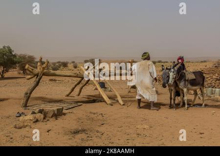 NILSTAAT, SUDAN - 5. MÄRZ 2019: Blick auf einen Brunnen in einer trockenen Region des Sudan. Stockfoto