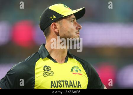 Sydney, Australien. 22. Oktober 2022. Marcus Stoinis aus Australien schaut am 22. Oktober T20 2022 während des ICC-WM-Spiels der Herren 2022 zwischen Neuseeland und Australien auf dem Sydney Cricket Ground, Sydney, Australien, auf. Foto von Peter Dovgan. Nur zur redaktionellen Verwendung, Lizenz für kommerzielle Nutzung erforderlich. Keine Verwendung bei Wetten, Spielen oder Veröffentlichungen einzelner Clubs/Vereine/Spieler. Kredit: UK Sports Pics Ltd/Alamy Live Nachrichten Stockfoto