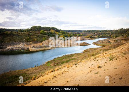 Wedemark, Deutschland. 22. Oktober 2022. Am Morgen ziehen Wolken über die Sandgrube Oegenbostel in der Region Hannover. Quelle: Moritz Frankenberg/dpa/Alamy Live News Stockfoto