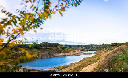 Wedemark, Deutschland. 22. Oktober 2022. Am Morgen ziehen Wolken über die Sandgrube Oegenbostel in der Region Hannover. Quelle: Moritz Frankenberg/dpa/Alamy Live News Stockfoto