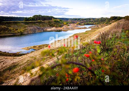 Wedemark, Deutschland. 22. Oktober 2022. Am Morgen ziehen Wolken über die Sandgrube Oegenbostel in der Region Hannover. Quelle: Moritz Frankenberg/dpa/Alamy Live News Stockfoto