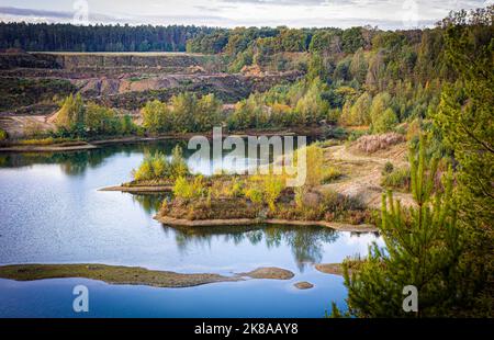 Wedemark, Deutschland. 22. Oktober 2022. Die Sandgrube Oegenbostel in der Region Hannover am Morgen ist es wechselnd bewölkt. Quelle: Moritz Frankenberg/dpa/Alamy Live News Stockfoto