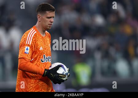 Turin, Italien. 21. Okt 2022. Wojciech Szczesny von Juventus FC schaut während des Fußballspiels der Serie A zwischen Juventus FC und Empoli FC am 21. Oktober 2022 im Allianz Stadium in Turin, Italien, nach. Quelle: Marco Canoniero/Alamy Live News Stockfoto