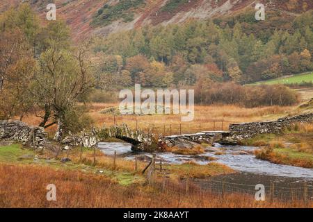 Slater Brücke über den Fluss Brathay in Little Langdale, im englischen Lake District Stockfoto