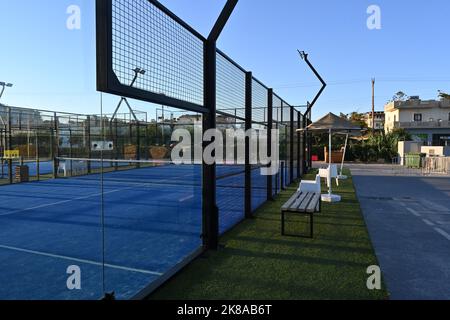 Blick auf den geschlossenen Platz für Padel mit Konstruktion aus Mesh und den Glasrückwänden. Stockfoto