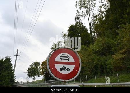 Straßenschild, das keine Einfahrt für Autos oder Motorräder anzeigt. Stockfoto