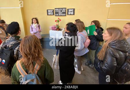 16. Oktober 2022, Russland, Moskau: Menschen haben sich versammelt, um an die Opfer staatlicher Gewalt zu erinnern. An der Fassade eines Mehrfamilienhauses hängt eine schwarze Tafel mit der Aufschrift: "An alle, die in diesem Haus lebten, gingen und nicht zurückkamen", steht auf einer schwarzen Tafel an der Wand mit den Jahren 1937, 1941, 1945, 1952 - und mit einem Marker, der 2022 mit einem Fragezeichen hinzugefügt wurde. Die russische Menschenrechtsorganisation Memorial erinnert jedes Jahr im Oktober an die Opfer des Staatsterrors – insbesondere während der Zeit der kommunistischen Tyrannei in der Sowjetunion, aber auch in anderen Ländern. (An dpa-Korr Stockfoto