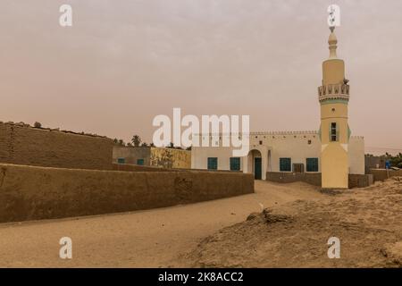 Kleine Moschee in einem nubischen Dorf auf einer sandigen Insel im Nil in der Nähe von Abri, Sudan Stockfoto