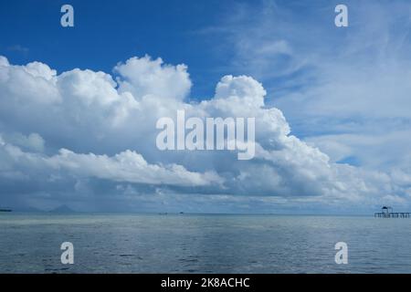 Das Gebiet des westlichen Pazifischen Ozeans grenzt an das Sulu-Meer, die Insel Borneo, die Sangihe-Inseln und Sulawesi. Stockfoto