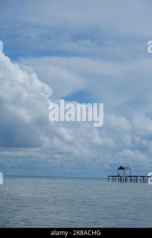 Das Gebiet des westlichen Pazifischen Ozeans grenzt an das Sulu-Meer, die Insel Borneo, die Sangihe-Inseln und Sulawesi. Stockfoto