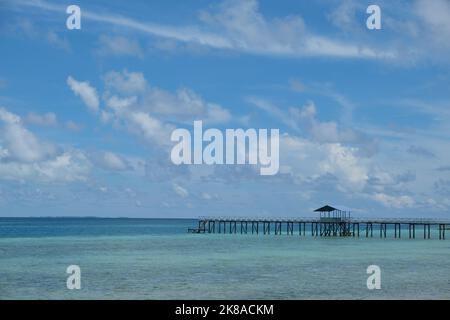 Das Gebiet des westlichen Pazifischen Ozeans grenzt an das Sulu-Meer, die Insel Borneo, die Sangihe-Inseln und Sulawesi. Stockfoto