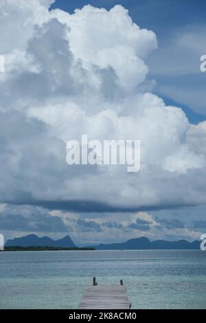 Das Gebiet des westlichen Pazifischen Ozeans grenzt an das Sulu-Meer, die Insel Borneo, die Sangihe-Inseln und Sulawesi. Stockfoto