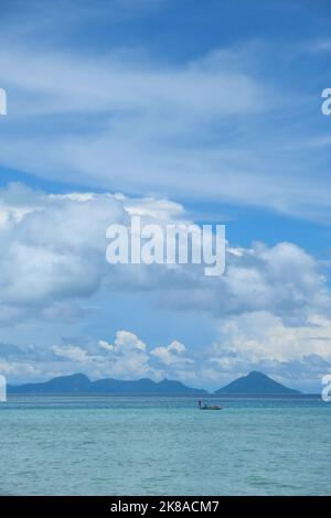 Das Gebiet des westlichen Pazifischen Ozeans grenzt an das Sulu-Meer, die Insel Borneo, die Sangihe-Inseln und Sulawesi. Stockfoto