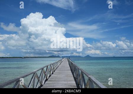 Das Gebiet des westlichen Pazifischen Ozeans grenzt an das Sulu-Meer, die Insel Borneo, die Sangihe-Inseln und Sulawesi. Stockfoto