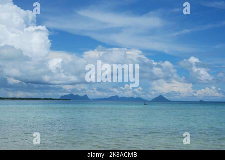 Das Gebiet des westlichen Pazifischen Ozeans grenzt an das Sulu-Meer, die Insel Borneo, die Sangihe-Inseln und Sulawesi. Stockfoto