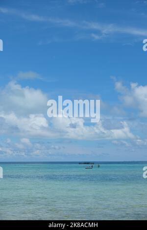 Das Gebiet des westlichen Pazifischen Ozeans grenzt an das Sulu-Meer, die Insel Borneo, die Sangihe-Inseln und Sulawesi. Stockfoto