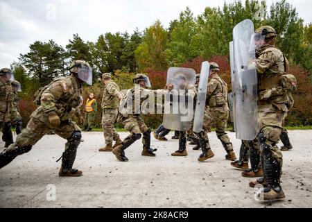 Hohenfels, Deutschland. 7. Oktober 2022. Soldaten der 2. des 151. Infanterie-Bataillons der Indiana Army National Guard üben am 7. Oktober 2022 im Hohenfels Training Center, Deutschland, mit der Bundeswehr im Rahmen der Massenkontrolle und der Aufstandskontrolle. Die Task Force Nighthawk trainiert zur Rotation der US-Streitkräfte um 31., um die Operation Joint Guardian im Regionalkommando Ost, KFOR im Kosovo zu unterstützen. Kredit: U.S. Army/ZUMA Press Wire Service/ZUMAPRESS.com/Alamy Live Nachrichten Stockfoto