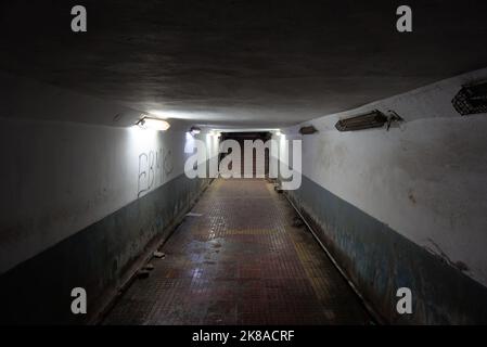 Urbane unterirdische Fußgängerüberführung bei Nacht. Alt, grunge, schlecht beleuchtet, gruselig. Stockfoto