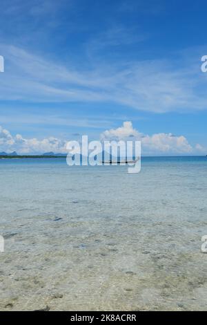 Das Gebiet des westlichen Pazifischen Ozeans grenzt an das Sulu-Meer, die Insel Borneo, die Sangihe-Inseln und Sulawesi. Stockfoto