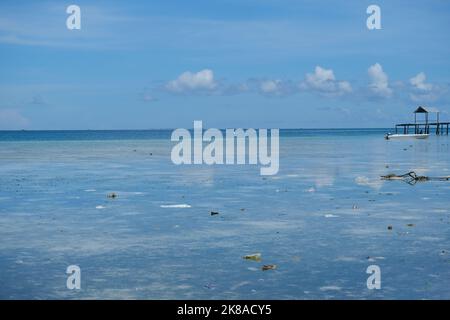 Das Gebiet des westlichen Pazifischen Ozeans grenzt an das Sulu-Meer, die Insel Borneo, die Sangihe-Inseln und Sulawesi. Stockfoto