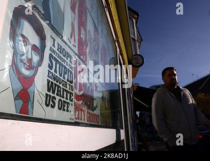 Nottingham, Großbritannien. 22. Oktober 2022. Ein Mann kommt vor dem Premier League-Spiel am City Ground, Nottingham, an einem Plakat des ehemaligen Nottingham Forest-Managers Brian Clough vorbei. Bildnachweis sollte lauten: Darren Staples/Sportimage Credit: Sportimage/Alamy Live News Stockfoto