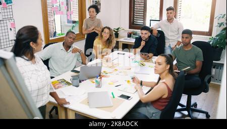 Überzeugende Präsentationsinhalte, die alle emotional gebunden halten. Eine junge Geschäftsfrau, die eine Brainstorming-Sitzung mit ihren Kollegen in einem modernen Stockfoto