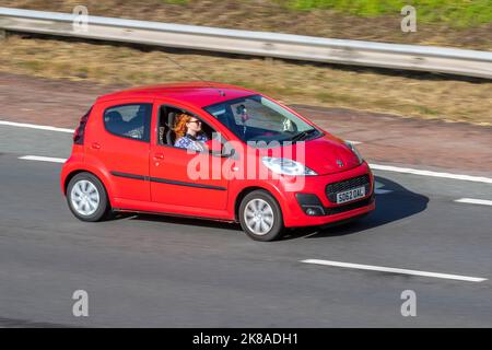 2012 rot PEUGEOT 107 ACCESS 998 ccm 5-Gang-Schaltgetriebe; Reisen auf der Autobahn M6, Großbritannien Stockfoto