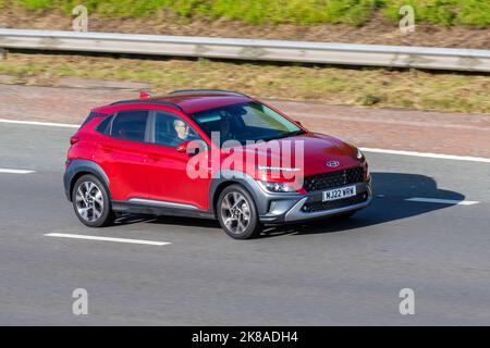 2022 Red HYUNDAI KONA PremiumT-GDI MHEV 998cc Hybrid Electric 6-Gang Schaltgetriebe; unterwegs auf der Autobahn M6, Großbritannien Stockfoto