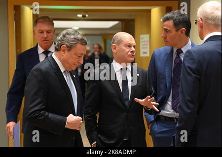 Mario Draghi, Olaf Scholz und Pedro Sanchez nehmen am Europäischen Gipfel in Brussel's, Belgien, am 21. Oktober 2022 Teil, Foto: Aleksiej Witwicki/ABACAPRESS.COM Stockfoto