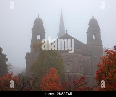 Edinburgh City Centre, Schottland, Großbritannien. 22.. Oktober 2022. Britische Regierung, Queen Elizabeth House Gebäude. Dichter Nebel bedeckte die Stadt über Nacht und am frühen Morgen, bis es am frühen Morgen regnete. Temperatur 11 Grad Celsius. Im Bild: St Cuthberts Kirche, Princes Street Gardens West. Quelle: Arch White/alamy Live News. Stockfoto