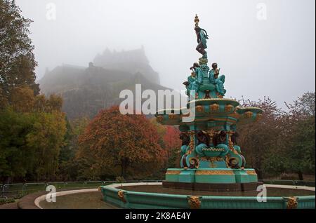 Edinburgh City Centre, Schottland, Großbritannien. 22.. Oktober 2022. Britische Regierung, Queen Elizabeth House Gebäude. Dichter Nebel bedeckte die Stadt über Nacht und am frühen Morgen, bis es am frühen Morgen regnete. Temperatur 11 Grad Celsius. Im Bild: Ross-Brunnen mit Schloss im Hintergrund, Princes Street Gardens West. Quelle: Arch White/alamy Live News. Stockfoto