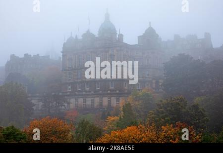 Edinburgh City Centre, Schottland, Großbritannien. 22.. Oktober 2022. Britische Regierung, Queen Elizabeth House Gebäude. Dichter Nebel bedeckte die Stadt über Nacht und am frühen Morgen, bis es am frühen Morgen regnete. Temperatur 11 Grad Celsius. Im Bild: HBOS-Gebäude, The Mound, Edinburgh. Quelle: Arch White/alamy Live News. Stockfoto