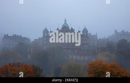 Edinburgh City Centre, Schottland, Großbritannien. 22.. Oktober 2022. Britische Regierung, Queen Elizabeth House Gebäude. Dichter Nebel bedeckte die Stadt über Nacht und am frühen Morgen, bis es am frühen Morgen regnete. Temperatur 11 Grad Celsius. Quelle: Arch White/alamy Live News. Stockfoto