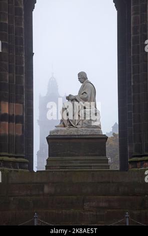 Edinburgh City Centre, Schottland, Großbritannien. 22.. Oktober 2022. Britische Regierung, Queen Elizabeth House Gebäude. Dichter Nebel bedeckte die Stadt über Nacht und am frühen Morgen, bis es am frühen Morgen regnete. Temperatur 11 Grad Celsius. Im Bild: Walter Scott Statue Princes Street, Edinburgh. Quelle: Arch White/alamy Live News. Stockfoto