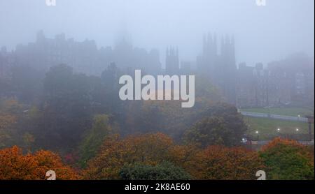 Edinburgh City Centre, Schottland, Großbritannien. 22.. Oktober 2022. Britische Regierung, Queen Elizabeth House Gebäude. Dichter Nebel bedeckte die Stadt über Nacht und am frühen Morgen, bis es am frühen Morgen regnete. Temperatur 11 Grad Celsius. Im Bild: Blick auf den im Nebel gehüllten Hügel, Edinburgh, Schottland. Quelle: Arch White/alamy Live News. Stockfoto