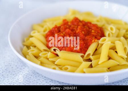 Einfache Makkaroni-Pasta-Gericht mit Tomatensauce, Mallorca, Balearen, Spanien Stockfoto