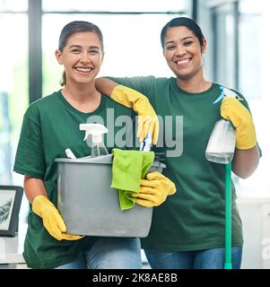 Nun, das ist unser bisschen sauber. Porträt von zwei jungen Frauen, die ein modernes Büro putzen. Stockfoto