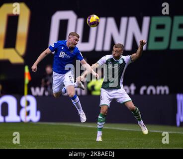 Edinburgh, Großbritannien. 21. Okt, 2022. Cinch Premiership - Hibernian / St Johnstone. 21/10/2022. Hibernian ist Gastgeber von St. Johnstone in der Cinch Premiership im Easter Road Stadium, Edinburgh, Midlothian, Großbritannien. Bild zeigt: St Johnstone Verteidiger, James Brown, bekommt das bessere von HibsÕ Mitte-Rücken, Ryan Porteous. Quelle: Ian Jacobs/Alamy Live News Stockfoto