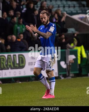 Edinburgh, Großbritannien. 21. Okt, 2022. Cinch Premiership - Hibernian / St Johnstone. 21/10/2022. Hibernian ist Gastgeber von St. Johnstone in der Cinch Premiership im Easter Road Stadium, Edinburgh, Midlothian, Großbritannien. Bild zeigt: Stevie May, der nach St. Johnstone aufsteht, applaudiert den Fans am Ende des Spiels. Quelle: Ian Jacobs/Alamy Live News Stockfoto