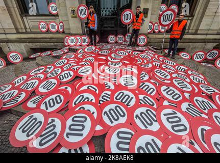 Berlin, Deutschland. 22. Oktober 2022. Mitglieder der Klimaschutz-Protestgruppe "Last Generation" haben vor dem Bundesministerium für Verkehr mehr als 500 Tempolimit 100 Schilder platziert. Mit der Aktion wollen die Aktivisten erreichen, dass auf deutschen Autobahnen sofort ein Tempolimit festgelegt wird, um die Verschmutzung von CO2 deutlich zu reduzieren. Quelle: Paul Zinken/dpa/Alamy Live News Stockfoto