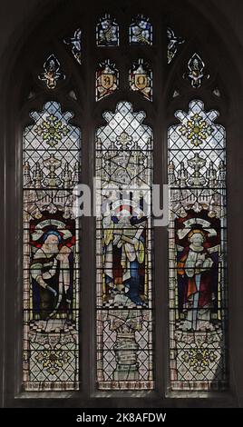 Buntglasfenster von Percy Bacon mit den Heiligen Bartholomäus, Thomas und James, St. Andrew's Church, Isleham, Cambridgeshire Stockfoto